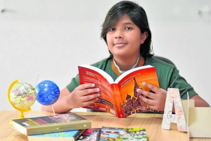 Após sofrer bullying na escola, menino de 11 anos lança livro no DF