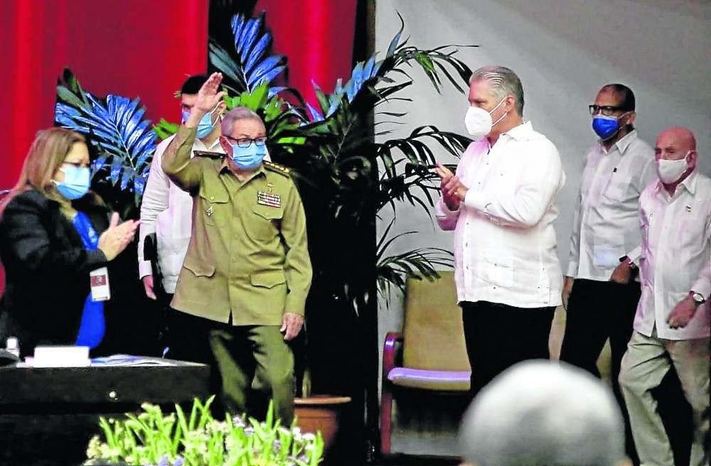 Raúl Castro sai de cena e encerra seis décadas do controle da família em Cuba 