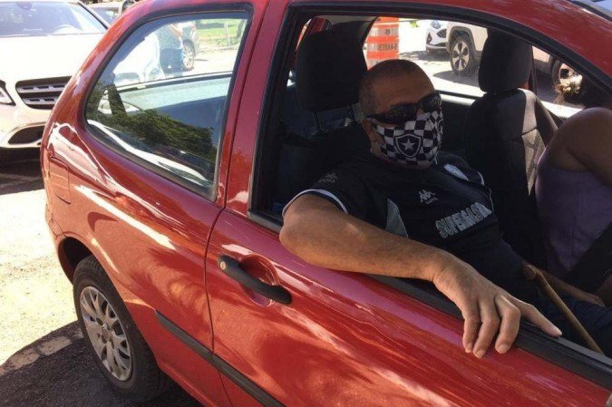 O aposentado Gilmar de Almeida Campos, 64 anos, chegou no local um pouco antes de 9h e esperou cerca de 2 horas para ser atendido