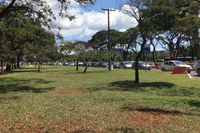 Idosos esperam cerca de 2 horas para serem vacinados no drive-thru do Parque da Cidade