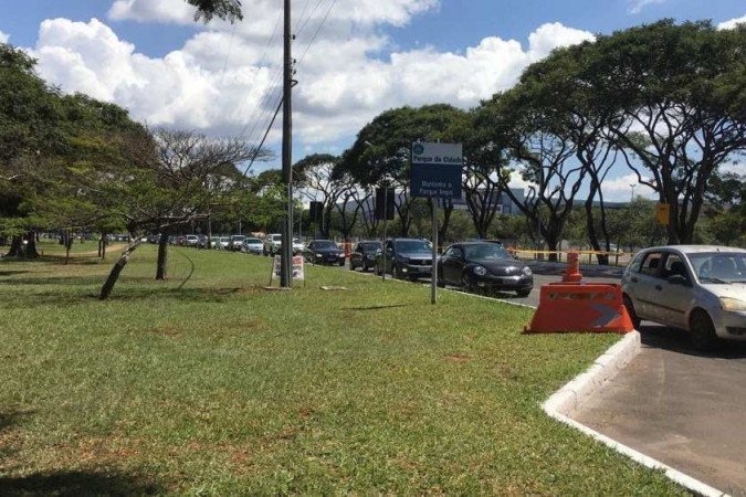 Idosos esperam cerca de 2 horas para serem vacinados no drive-thru do Parque da Cidade