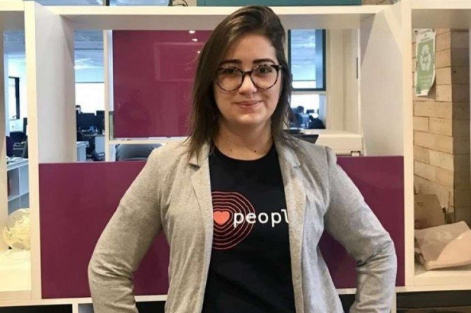 Karine Gaia, gerente de marketing, nota que a produtividade dos funcionários varia e cabe ao chefe apoiar e acompanhar