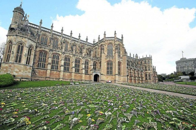 Do lado de fora da Capela de São Jorge, milhares de flores no gramado