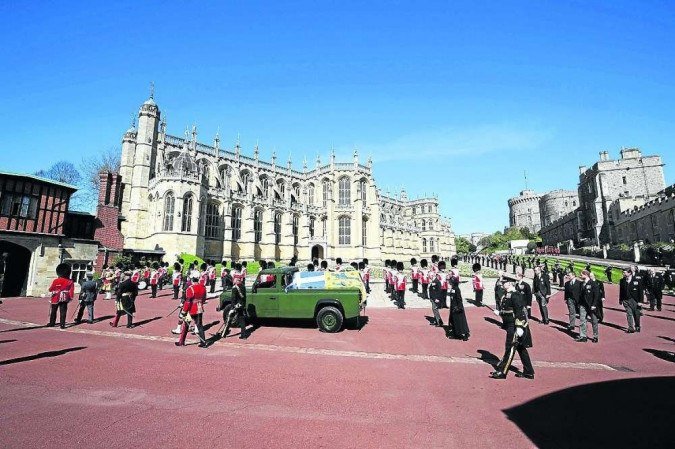 O cortejo fúnebre no carro projetado pelo próprio príncipe consorte 