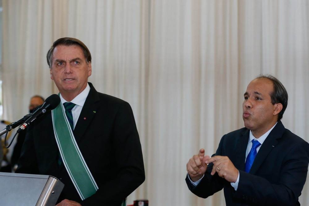 Exército dá sustentação na defesa da Constituição, diz Bolsonaro