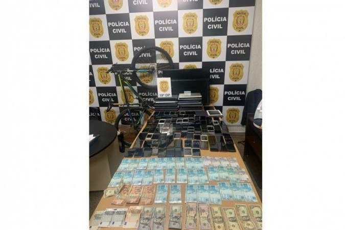 A polícia também apreendeu vários celulares e dinheiro -  (crédito: PCDF/Divulgação)