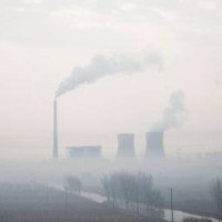 Densa fumaça sai de uma usina elétrica, num dia poluído, em Cangzhou, a cerca de 180km de Pequim: ONU pede ações urgentes -  (crédito: FRED DUFOUR)