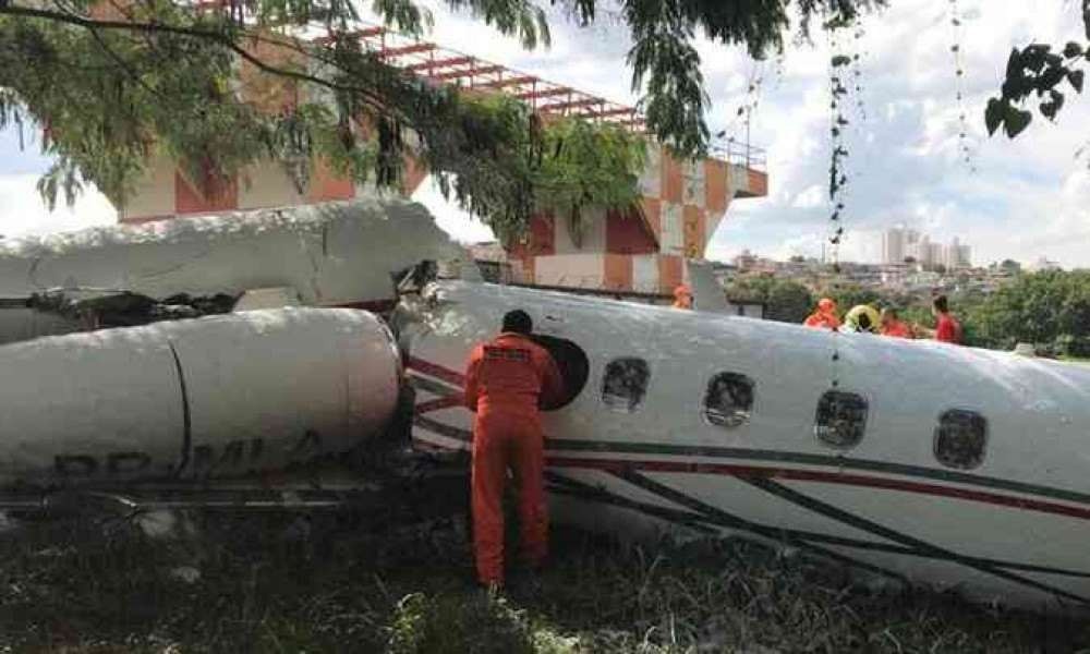 Avião de pequeno porte cai no Aeroporto da Pampulha, em BH