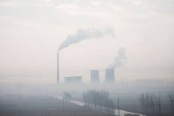 Densa fumaça sai de uma usina elétrica, num dia poluído, em Cangzhou, a cerca de 180km de Pequim: ONU pede ações urgentes -  (crédito: FRED DUFOUR)