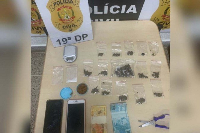 Itens apreendidos com dupla presa na QNN 23 - (crédito: PCDF/Divulgação) Itens apreendidos com dupla presa na QNN 23 - (crédito: PCDF/Divulgação)