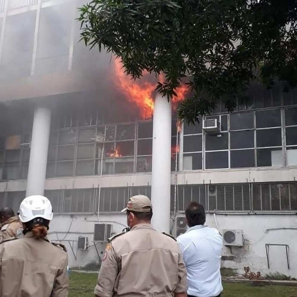 Incêndio atinge prédio da reitoria da UFRJ