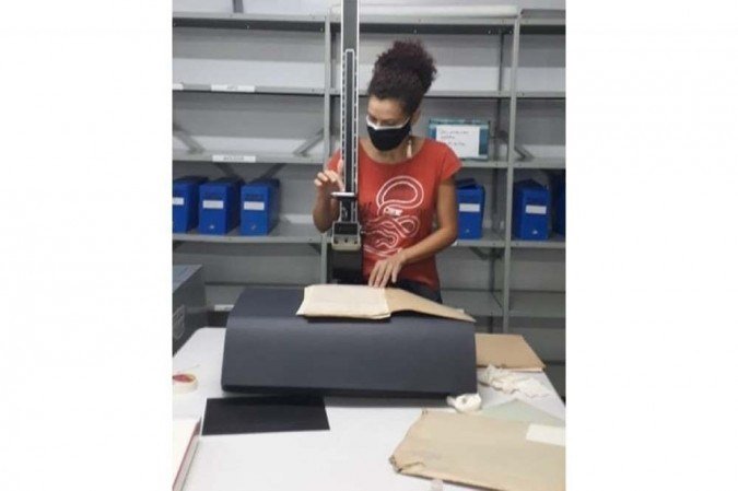 Cristiane Portela, coordenadora do Centro de Memórias, trabalhando com os arquivos do colégio