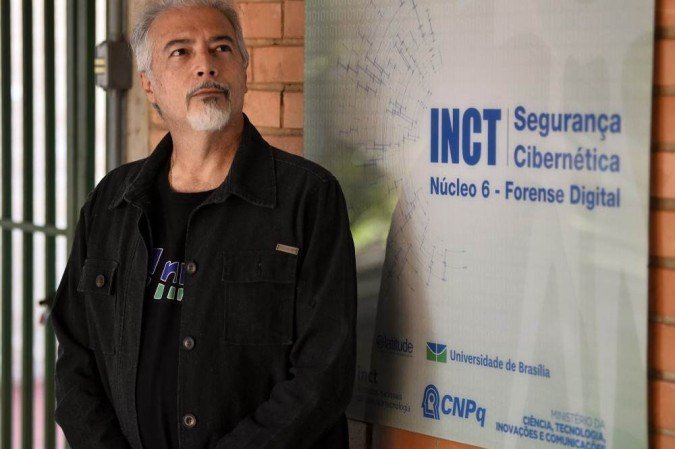 13/04/2021 Crédito: Minervino Júnior/CB/D.A Press. Brasil. Brasilia - DF. Caderno Brasilia.Professor da faculdade de tecnologia da UNB Rafael Timóteo que criou um aplicativo para conectar as pessoas que querem ajudar as pessoas nessecitadas na pandemia da covid19.