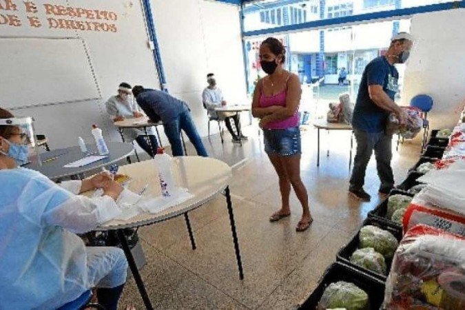 Voluntários da Casa Azul entregam de cestas básicas e também realizam atendimento psicossocial para famílias carentes em Samambaia