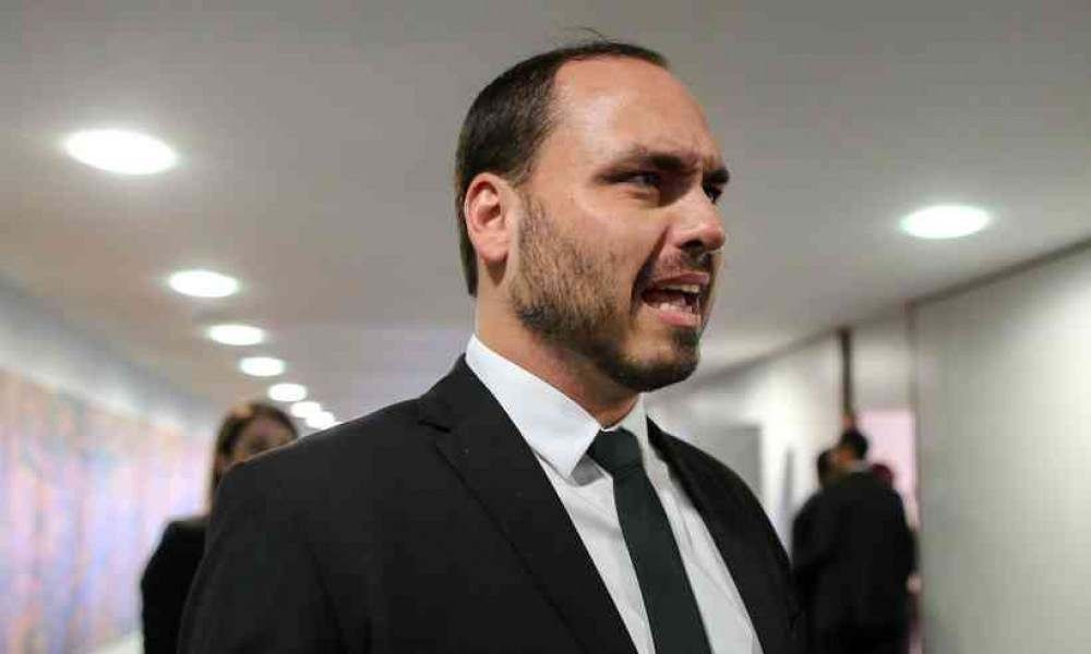 Carlos Bolsonaro comandava o 'gabinete do ódio', diz Mauro Cid em delação