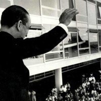 Em um momento ic&ocirc;nico, JK acena para os candangos em frente ao Pal&aacute;cio da Alvorada na inaugura&ccedil;&atilde;o de Bras&iacute;lia
 -  (crédito:  Arquivo P&uacute;blico do Distrito Federal)