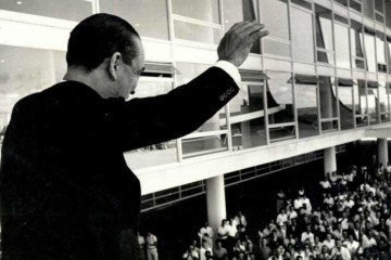Em um momento icônico, JK acena para os candangos em frente ao Palácio da Alvorada na inauguração de Brasília
- (crédito: Arquivo Público do Distrito Federal) Em um momento icônico, JK acena para os candangos em frente ao Palácio da Alvorada na inauguração de Brasília
- (crédito: Arquivo Público do Distrito Federal)