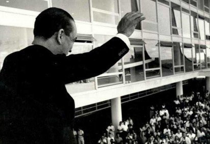 Em um momento ic&ocirc;nico, JK acena para os candangos em frente ao Pal&aacute;cio da Alvorada na inaugura&ccedil;&atilde;o de Bras&iacute;lia
 -  (crédito:  Arquivo P&uacute;blico do Distrito Federal) -Em um momento ic&ocirc;nico, JK acena para os candangos em frente ao Pal&aacute;cio da Alvorada na inaugura&ccedil;&atilde;o de Bras&iacute;lia
 -  (crédito:  Arquivo P&uacute;blico do Distrito Federal)