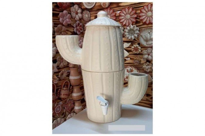 Enfeites artesanais (ao fundo) da Arte Duvale (entre R$ 65 e R$ 650) e filtro de barro Cacto (R$ 480)