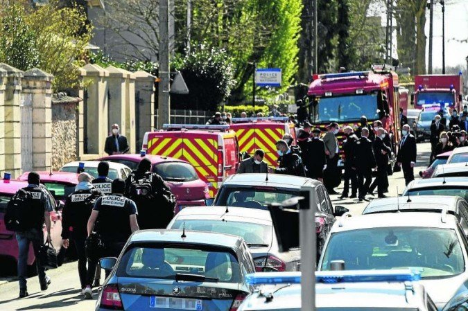 Peritos da polícia chegam à delegacia de Rambouillet: funcionária foi golpeada duas vezes na garganta - (crédito: Bertrand Guay/AFP) Peritos da polícia chegam à delegacia de Rambouillet: funcionária foi golpeada duas vezes na garganta - (crédito: Bertrand Guay/AFP)