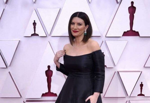 A cantora italiana Laura Pausini, indicada para Melhor Música (Canção Original) por 