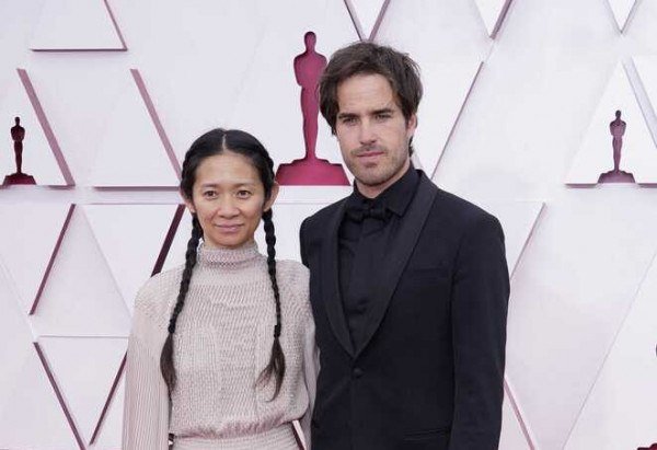 A cineasta Chloe Zhao (E) e o diretor de fotografia Joshua James Richards