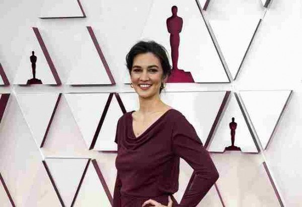 Madeline Sharafian posa no tapete vermelho