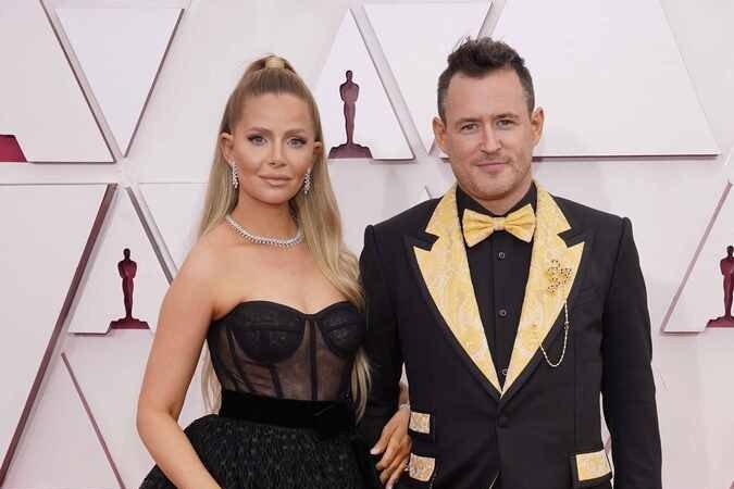 O diretor britânico-americano Martin Desmond Roe (R) e Chelsea Gabrielle Roe 