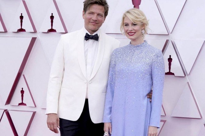 O diretor de cinema dinamarquês Thomas Vinterberg (E) e sua esposa, a atriz Helene Reingaard Neumann