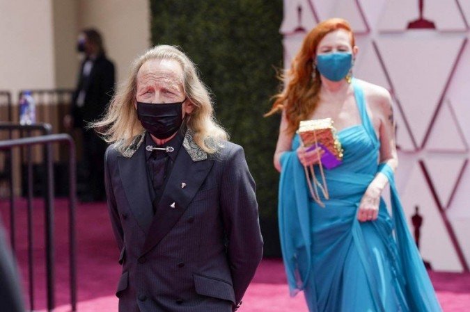 Paul Raci e Liz Hanley Raci chegam de máscara ao tapete vermelho do Oscar 2021