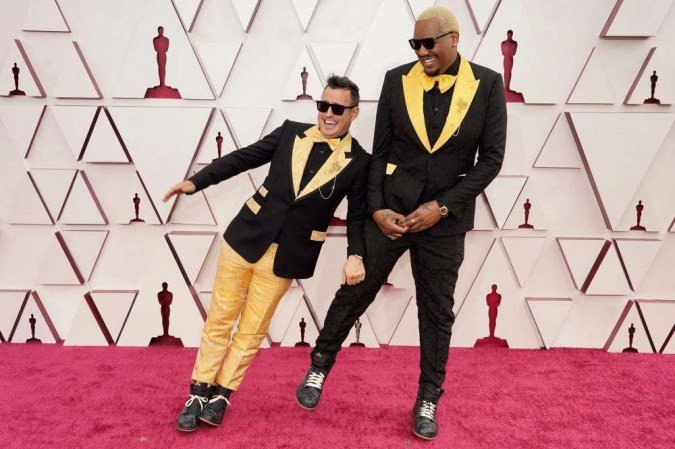 Martin Desmond Roe e Travon Free aparecem com looks semelhantes no Oscar 2021