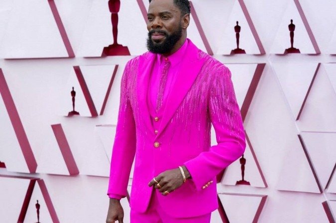 Colman Domingo chama atenção com terno rosa no tapete vermelho do Oscar 2021