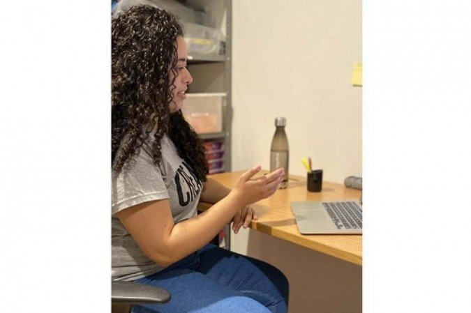 Tive as duas formas de integração e posso dizer que a empresa em que trabalho manteve muito bem sua proposta com a nova situação em que estamos, principalmente, por fazer com que nos sentíssemos parte de todas essas adaptações necessárias ante o contexto atual" Jeniffer Araújo, que teve dois processos de onboarding na mesma empresa, um presencial e um remoto, quando passou de jovem aprendiz a estagiária