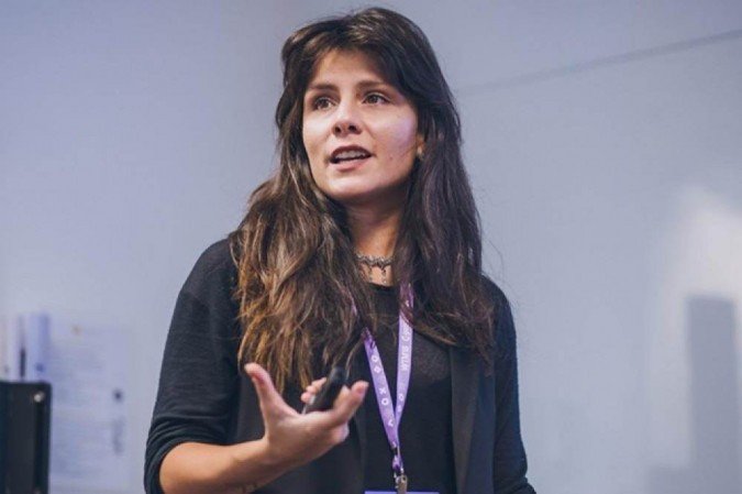 "É como ir à academia. No começo, por você não ter usado aqueles músculos por muito tempo, é normal que eles doam. Com o tempo e com a prática, você começa a ver os benefícios e a se perguntar como que um dia você viveu sem aquilo, assim como o exercício" Fernanda Mayol, professora.