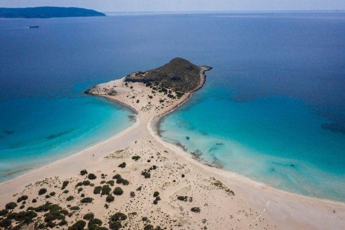 A ilha turística Elafonisos, na Grécia, quer vacinar a população para retomar as atividades turísticas - (crédito: AFP/Aris Messinis ) A ilha turística Elafonisos, na Grécia, quer vacinar a população para retomar as atividades turísticas - (crédito: AFP/Aris Messinis )