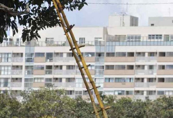 Em protesto, índios do Noroeste bloqueiam pista na manhã desta segunda (26/4). Um grupo de cerca de 30 índios, entre adultos e crianças, fecharam uma das vias do Noroeste, impedindo a circulação de veículos