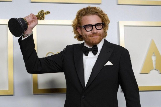 O cineasta americano Erik Messerschmidt posa na sala de imprensa com o prêmio de Cinematografia por 