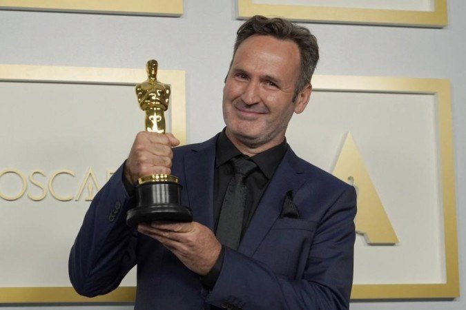 Scott R. Fisher posa na sala de imprensa com o prêmio de melhor efeito visual por 