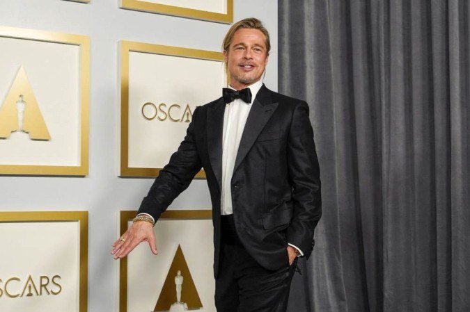 Brad Pitt posa na sala de imprensa do Oscar 