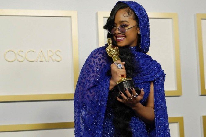 H.E.R, vencedora de Melhor Canção Original por 