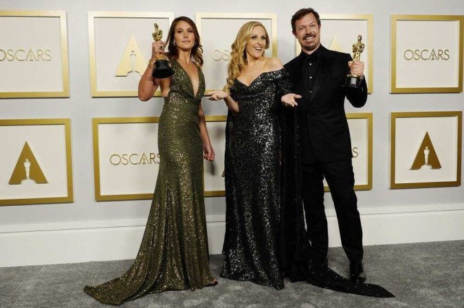 Marlee Matlin posa com Pippa Ehrlich e James Reed, vencedores de Melhor Documentário por 