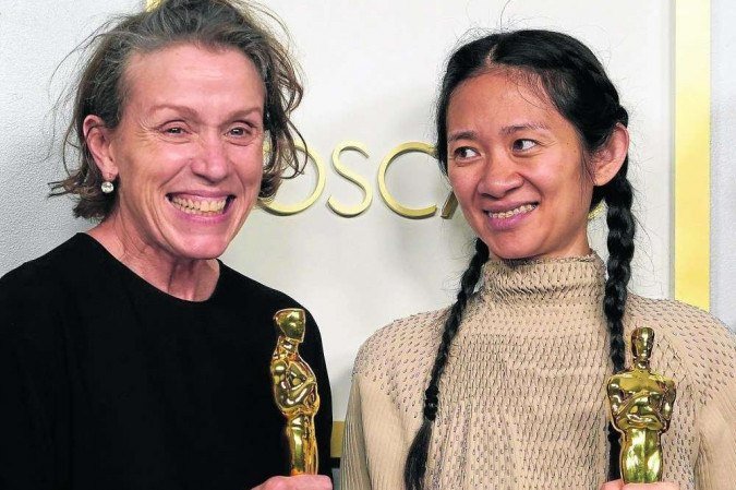 As produtoras de Nomadland, Frances McDormand e Chloé Zhao: vencedoras também como melhor atriz e melhor diretora - (crédito: Chris Pizzello/AFP) As produtoras de Nomadland, Frances McDormand e Chloé Zhao: vencedoras também como melhor atriz e melhor diretora - (crédito: Chris Pizzello/AFP)
