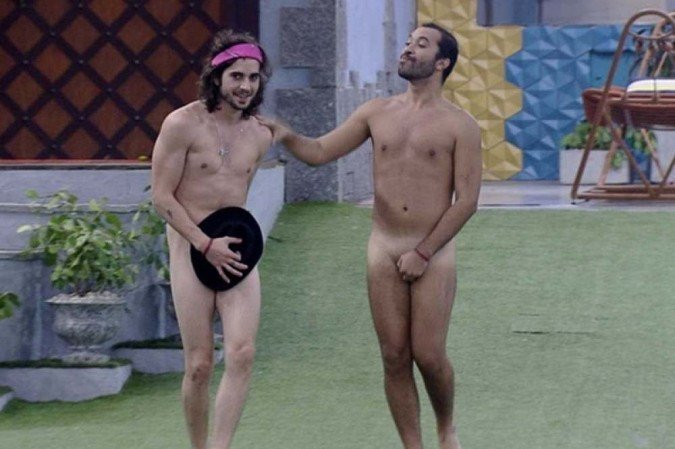 Fiuk e Gilberto cobriram as genitálias com as mãos e correram para a piscina -  (crédito: Gshow/ Divulgação)