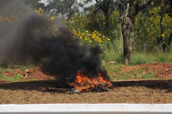 Em protesto, índios do Noroeste bloqueiam pista na manhã desta segunda (26/4). Um grupo de cerca de 30 índios, entre adultos e crianças, fecharam uma das vias do Noroeste, impedindo a circulação de veículos