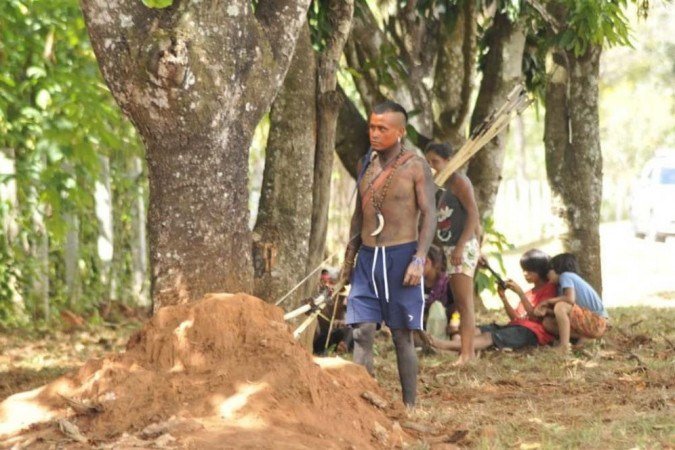Em protesto, índios do Noroeste bloqueiam pista na manhã desta segunda (26/4). Um grupo de cerca de 30 índios, entre adultos e crianças, fecharam uma das vias do Noroeste, impedindo a circulação de veículos