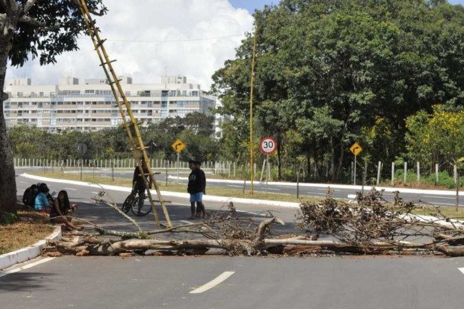 Em protesto, índios do Noroeste bloqueiam pista na manhã desta segunda (26/4). Um grupo de cerca de 30 índios, entre adultos e crianças, fecharam uma das vias do Noroeste, impedindo a circulação de veículos
