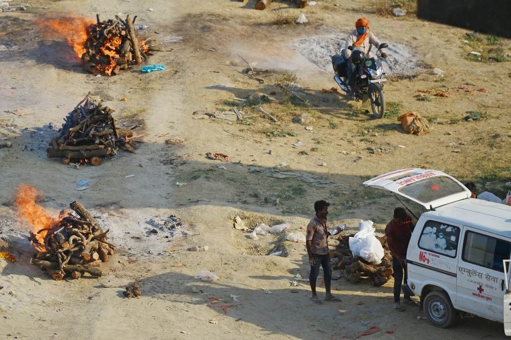 Corpos de vítimas da covid são incinerados em estacionamento em Nova Delhi