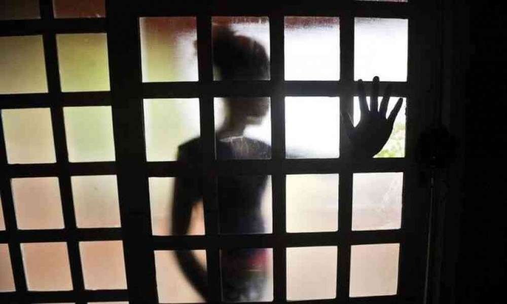 Homem é condenado a 456 anos de prisão por estupro da filha com transmissões online