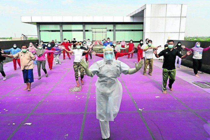 Ginástica com assintomáticos: pesquisa da USP mostra que, entre os pacientes de covid com saúde muscular, o tempo de internação reduz, em média, de sete para cinco dias -  (crédito: Adek Berry/AFP - 5/10/20 )