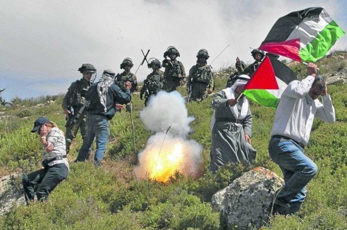 Palestinos fogem do gás lacrimogêneo disparado pelas forças de segurança israelenses, durante ato contra instalação de colônia judaica, em Beit Dajan, na Cisjordânia - (crédito: Jaafar Ashtiyeh/AFP) Palestinos fogem do gás lacrimogêneo disparado pelas forças de segurança israelenses, durante ato contra instalação de colônia judaica, em Beit Dajan, na Cisjordânia - (crédito: Jaafar Ashtiyeh/AFP)